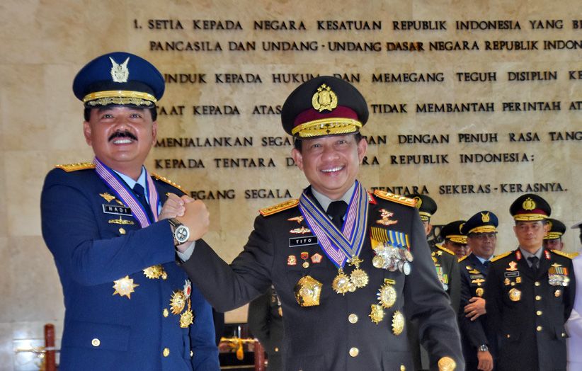 Kapolri Terima 3 Tanda Bintang Kehormatan dari Panglima TNI - Bagian 2