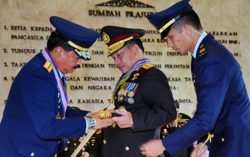 Kapolri Terima 3 Tanda Bintang Kehormatan dari Panglima TNI - Bagian 3