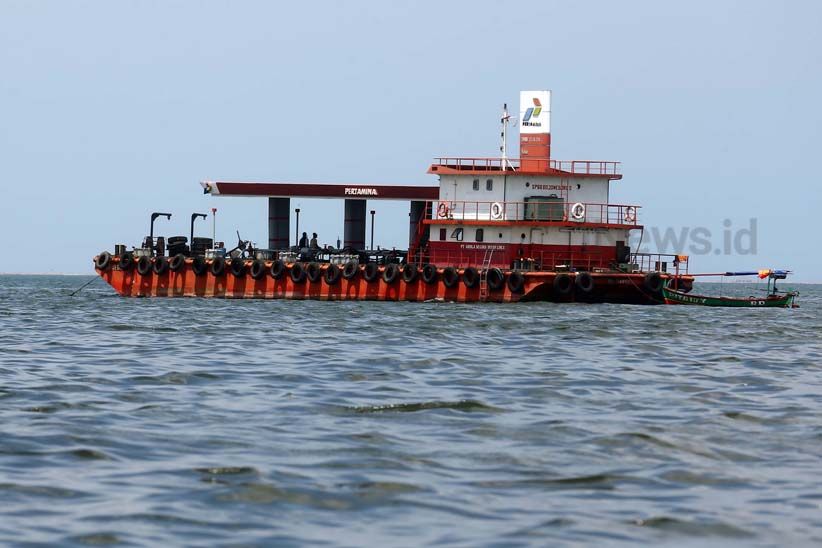 Mengisi Bahan Bakar di SPBU Apung - Bagian 1