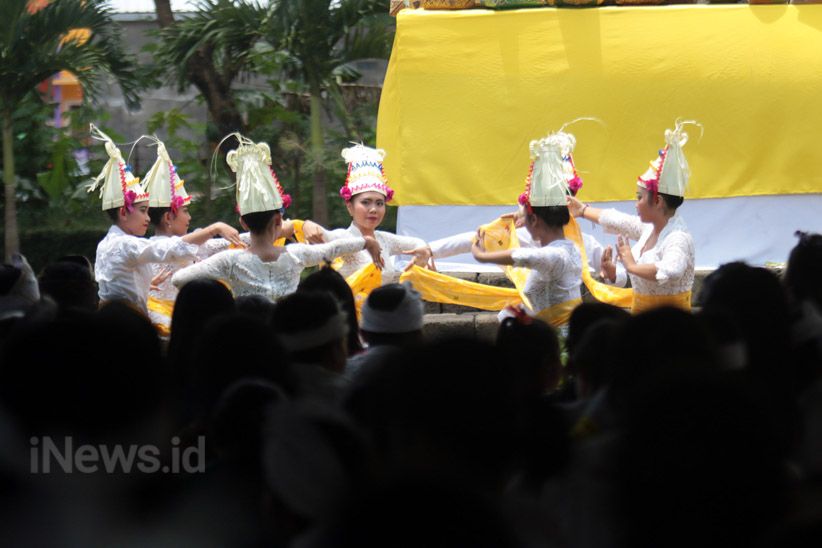 Ribuan Umat Hindu Malang Gelar Upacara Ngembak Geni - Bagian 4