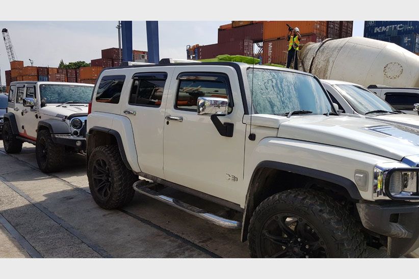 16 Kendaraan Mewah Milik Bupati Hulu Sungai Tengah Tiba di Tanjung Priok - Bagian 8