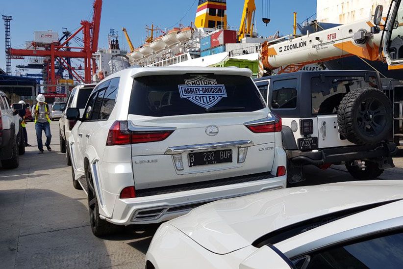 16 Kendaraan Mewah Milik Bupati Hulu Sungai Tengah Tiba di Tanjung Priok - Bagian 7