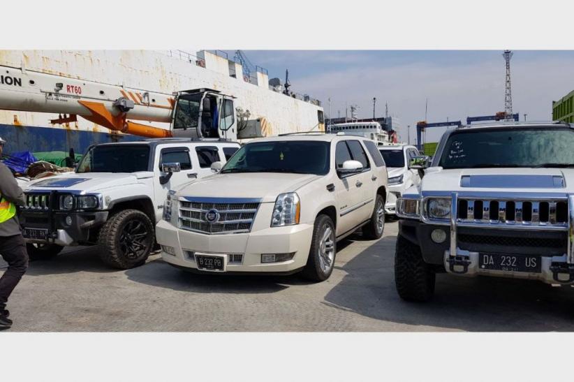 16 Kendaraan Mewah Milik Bupati Hulu Sungai Tengah Tiba di Tanjung Priok - Bagian 6