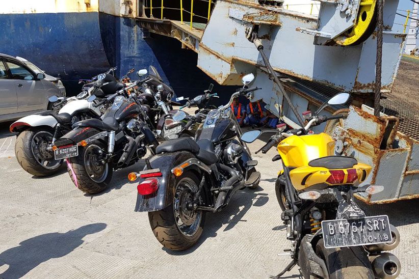 16 Kendaraan Mewah Milik Bupati Hulu Sungai Tengah Tiba di Tanjung Priok - Bagian 2