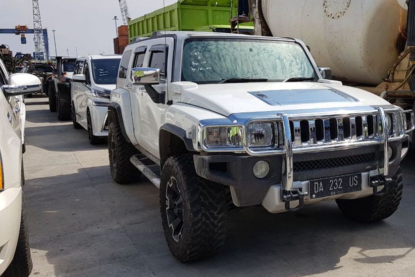 16 Kendaraan Mewah Milik Bupati Hulu Sungai Tengah Tiba di Tanjung Priok - Bagian 5