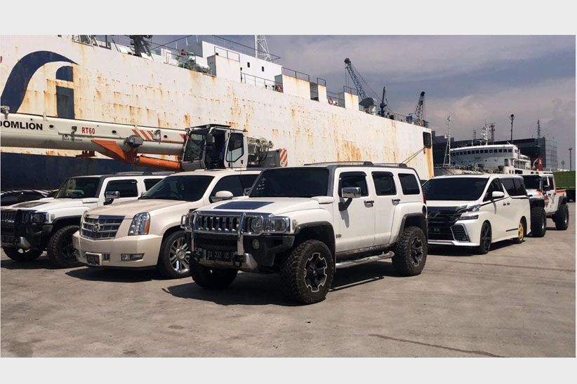 16 Kendaraan Mewah Milik Bupati Hulu Sungai Tengah Tiba di Tanjung Priok - Bagian 1