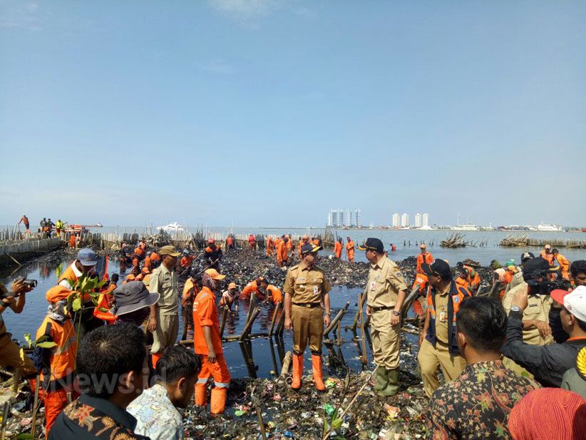 Gubernur Anies Bersama Pasukan Oranye Angkut Sampah di Teluk Jakarta - Bagian 2
