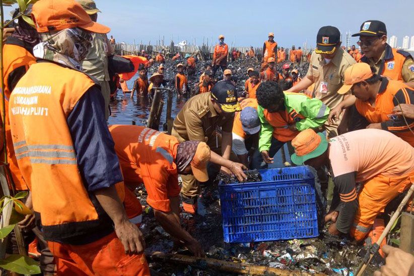 Gubernur Anies Bersama Pasukan Oranye Angkut Sampah di Teluk Jakarta - Bagian 4
