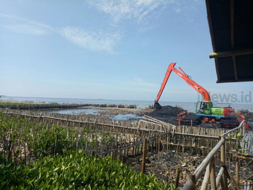 Gubernur Anies Bersama Pasukan Oranye Angkut Sampah di Teluk Jakarta - Bagian 6