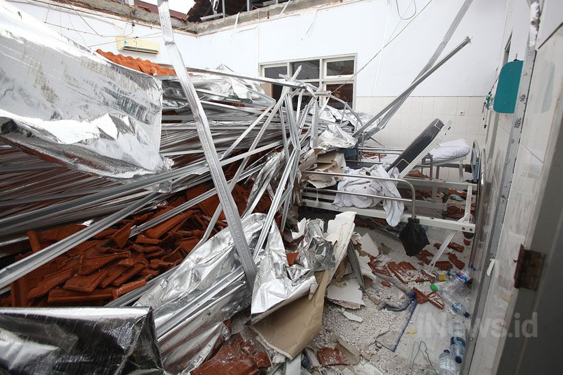 Kondisi Ruang Perawatan RSAL Dr Ramelan setelah Atap Ambruk - Bagian 4