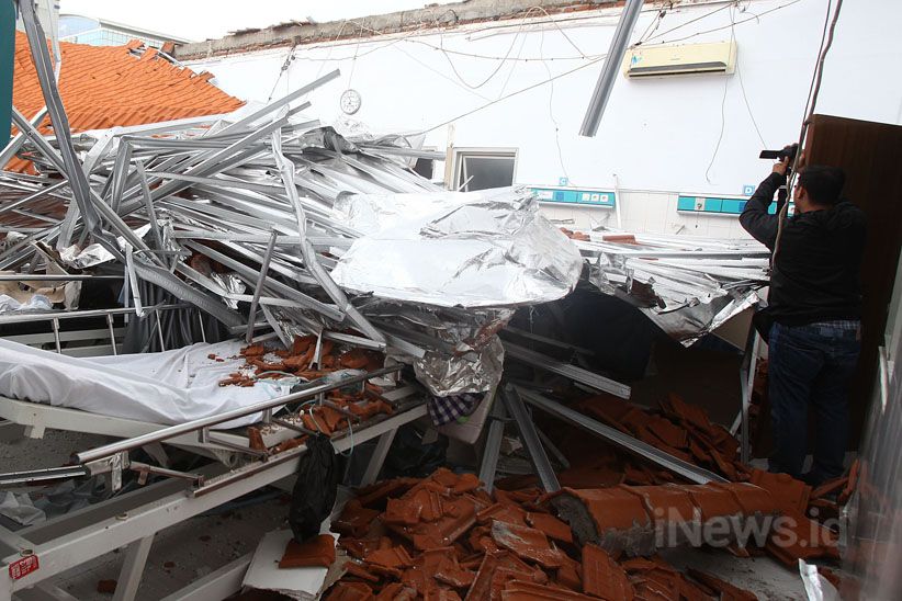 Kondisi Ruang Perawatan RSAL Dr Ramelan setelah Atap Ambruk - Bagian 1