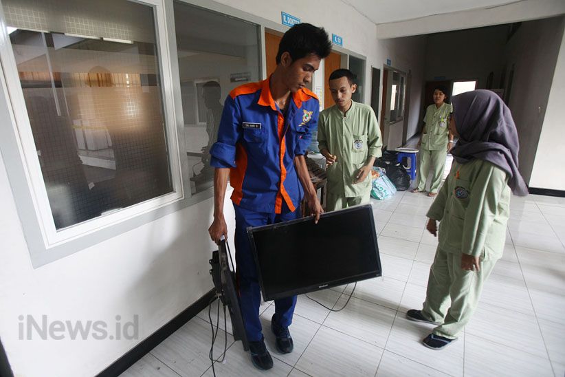 Kondisi Ruang Perawatan RSAL Dr Ramelan setelah Atap Ambruk - Bagian 7