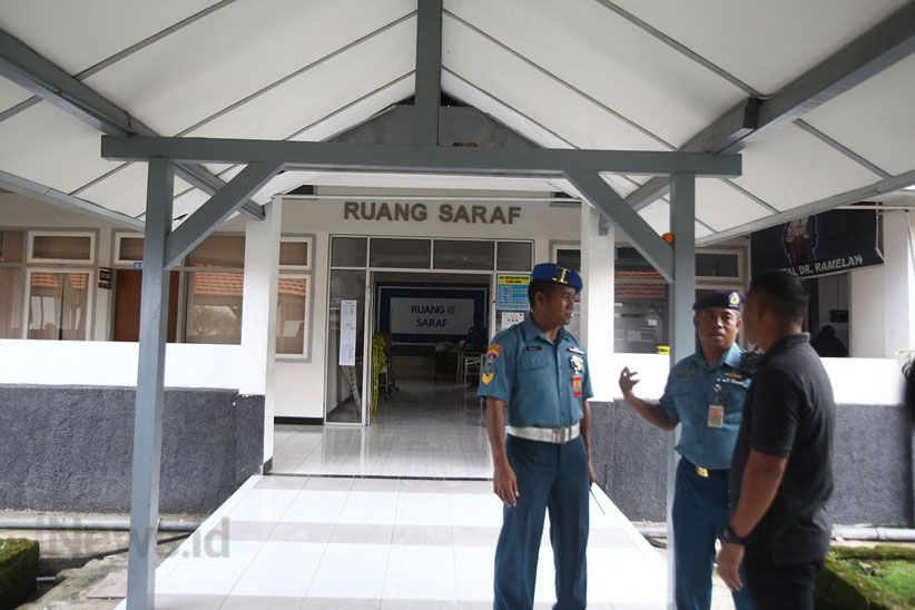 Kondisi Ruang Perawatan RSAL Dr Ramelan setelah Atap Ambruk - Bagian 11
