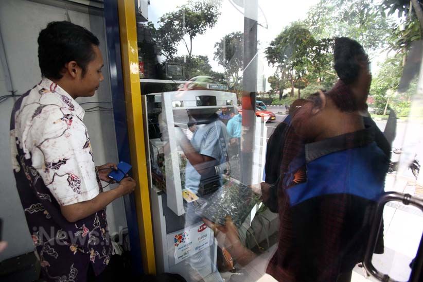 Antisipasi Kejahatan Skimming, ATM di Surabaya Diperiksa Petugas - Bagian 5