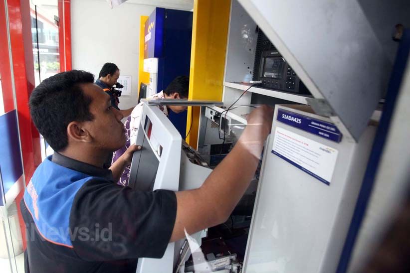 Antisipasi Kejahatan Skimming, ATM di Surabaya Diperiksa Petugas - Bagian 3