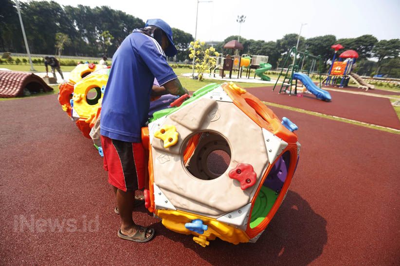 Pemasangan Wahana Bermain di RTH Lapangan Banteng - Bagian 2