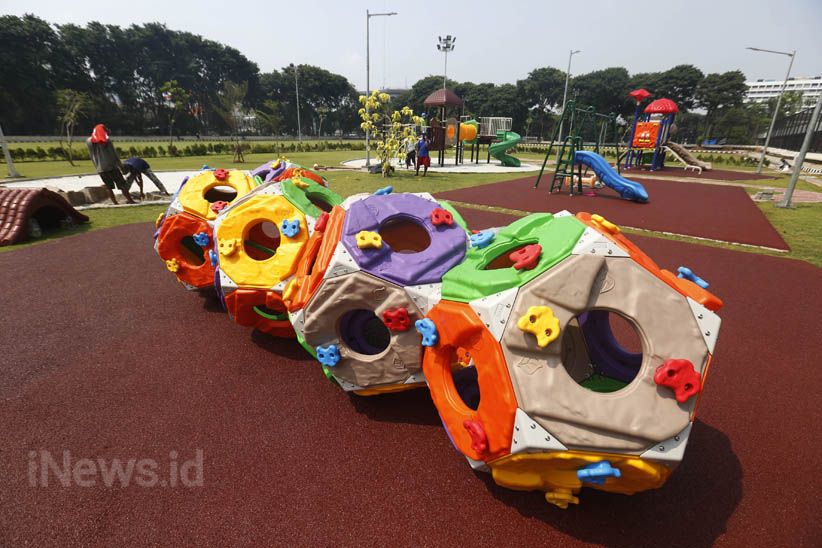 Pemasangan Wahana Bermain di RTH Lapangan Banteng - Bagian 1