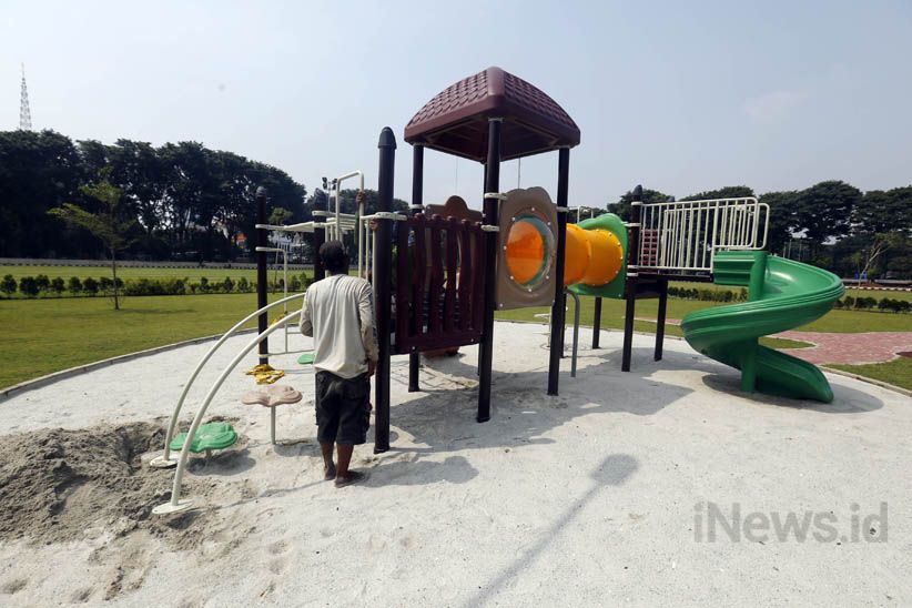 Pemasangan Wahana Bermain di RTH Lapangan Banteng - Bagian 4