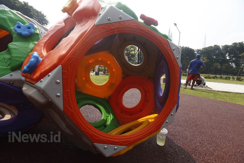 Pemasangan Wahana Bermain di RTH Lapangan Banteng - Bagian 6