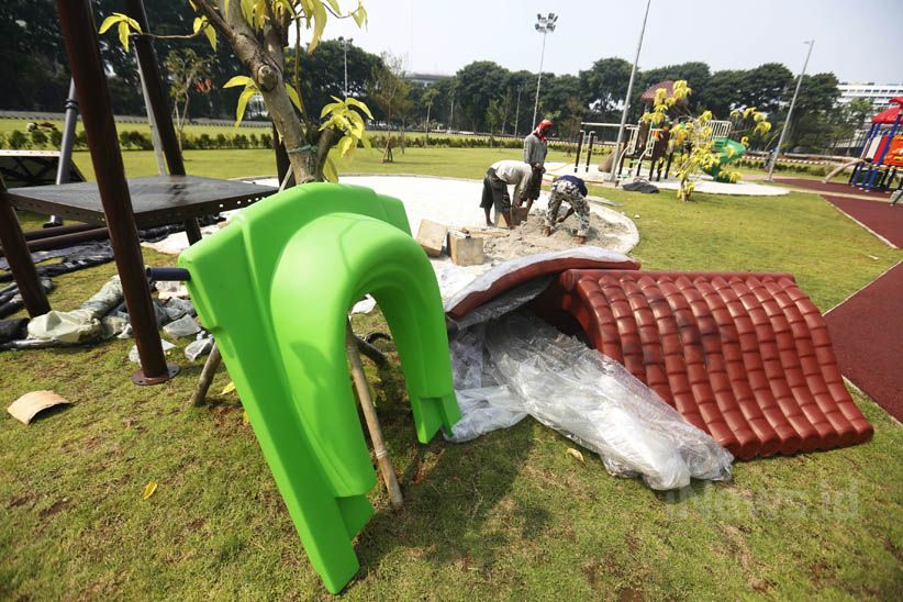 Pemasangan Wahana Bermain di RTH Lapangan Banteng - Bagian 7