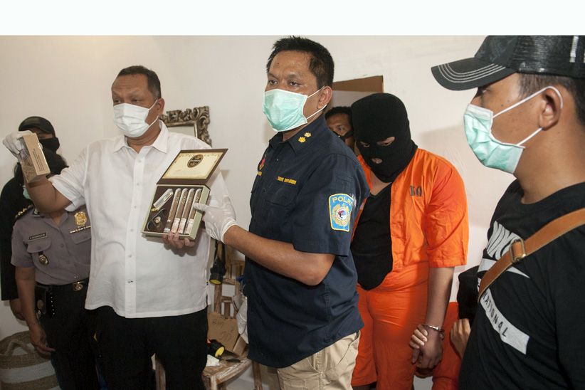 Polisi dan Bea Cukai Gerebek Pabrik Tembakau Gorila di Bali - Bagian 3