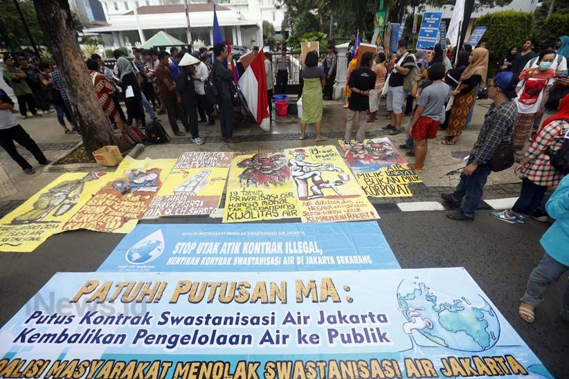 Mandi di Depan Balai Kota, Puluhan Warga Bawa Air dan Ember - Bagian 6