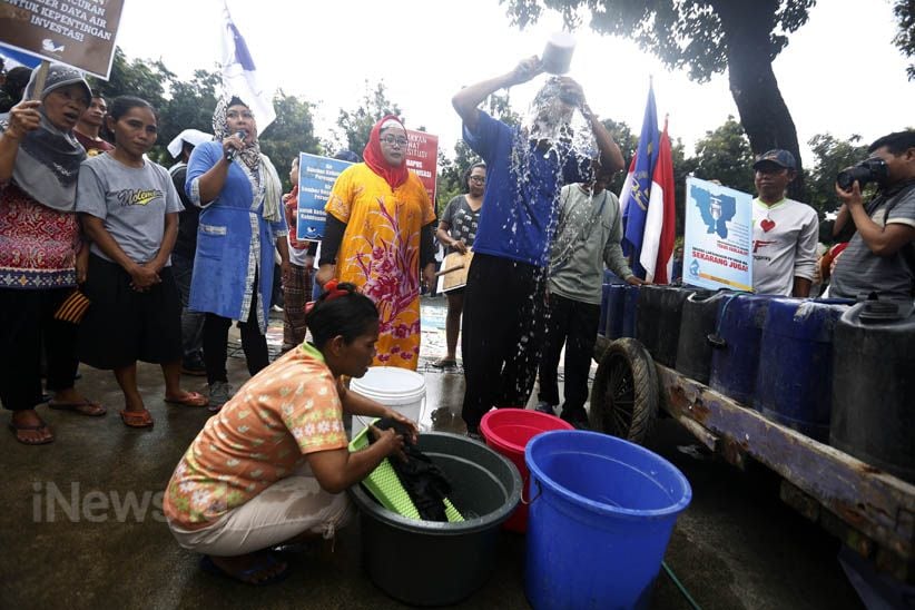 Mandi di Depan Balai Kota, Puluhan Warga Bawa Air dan Ember - Bagian 2