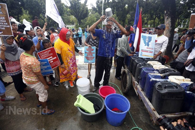 Mandi di Depan Balai Kota, Puluhan Warga Bawa Air dan Ember - Bagian 3
