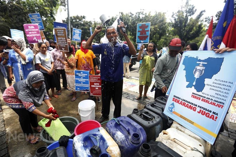Mandi di Depan Balai Kota, Puluhan Warga Bawa Air dan Ember - Bagian 1