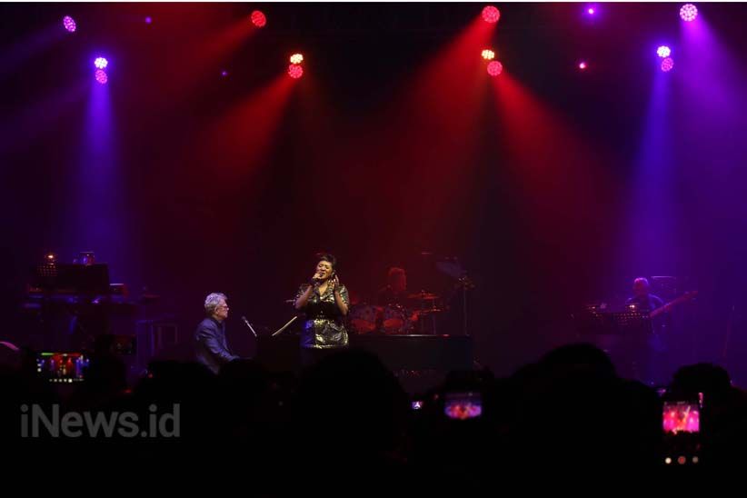 Penampilan Memukau David Foster dan Anggun C Sasmi di Surabaya - Bagian 5