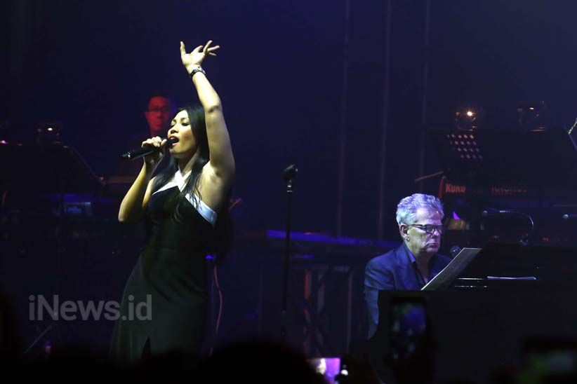 Penampilan Memukau David Foster dan Anggun C Sasmi di Surabaya - Bagian 2