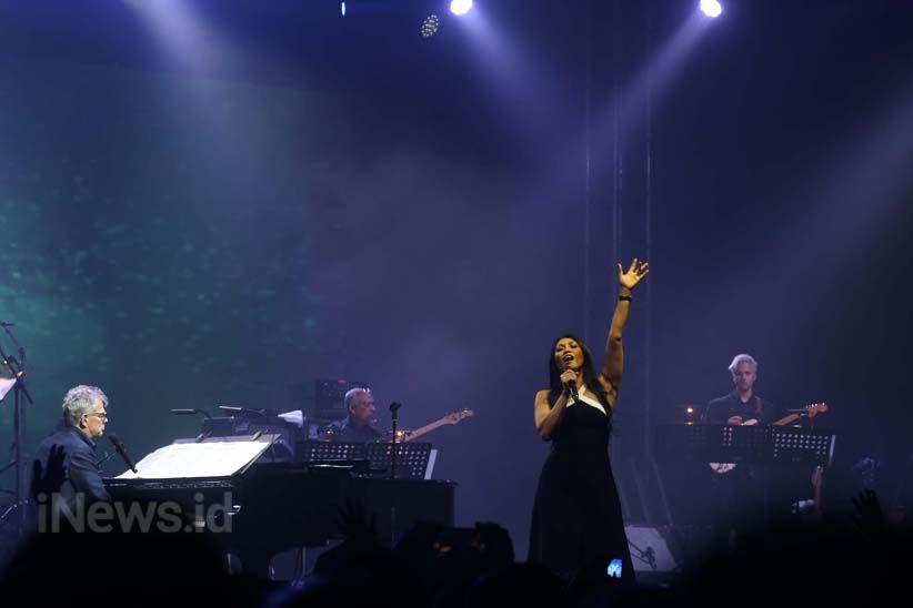 Penampilan Memukau David Foster dan Anggun C Sasmi di Surabaya - Bagian 3