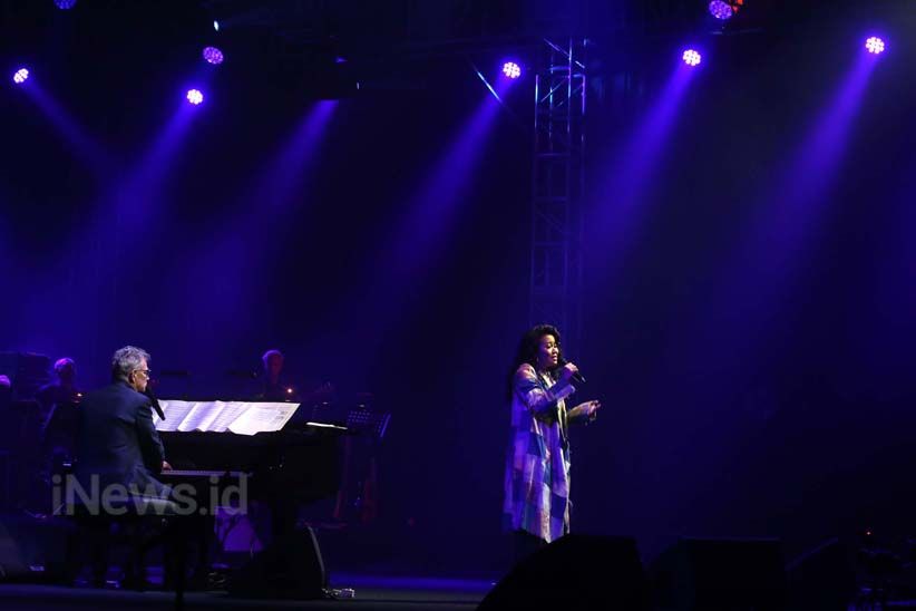 Penampilan Memukau David Foster dan Anggun C Sasmi di Surabaya - Bagian 4