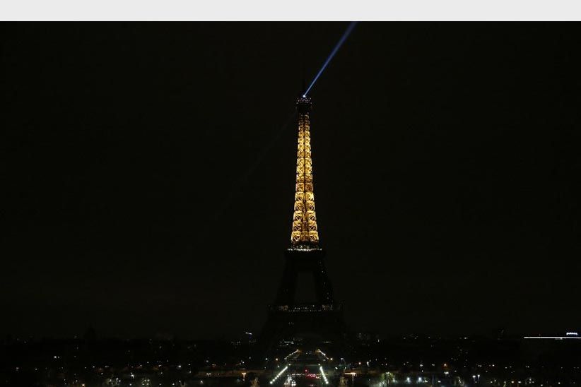 Hormati Korban Teror Prancis, Lampu Menara Eiffel Dipadamkan - Bagian 4