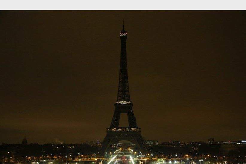 Hormati Korban Teror Prancis, Lampu Menara Eiffel Dipadamkan - Bagian 3