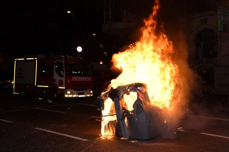 Pemimpin Catalunya Ditangkap, Warga Bentrok dengan Polisi - Bagian 10