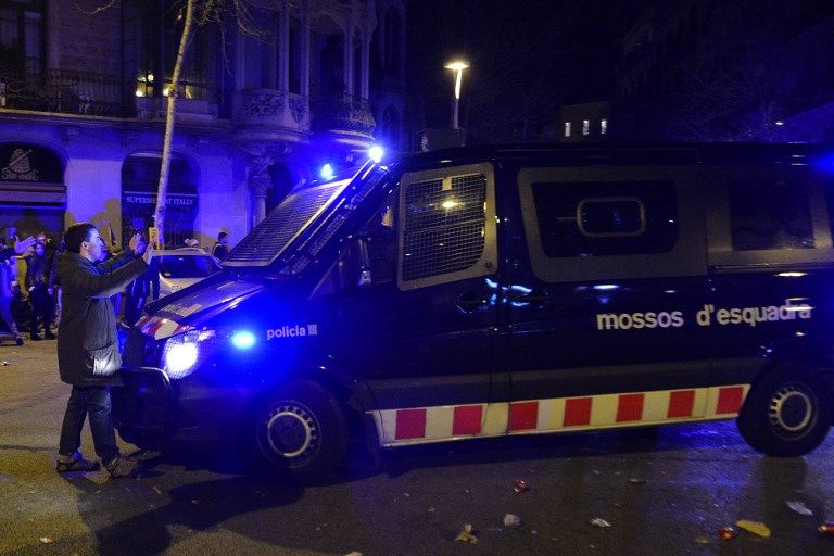 Pemimpin Catalunya Ditangkap, Warga Bentrok dengan Polisi - Bagian 9