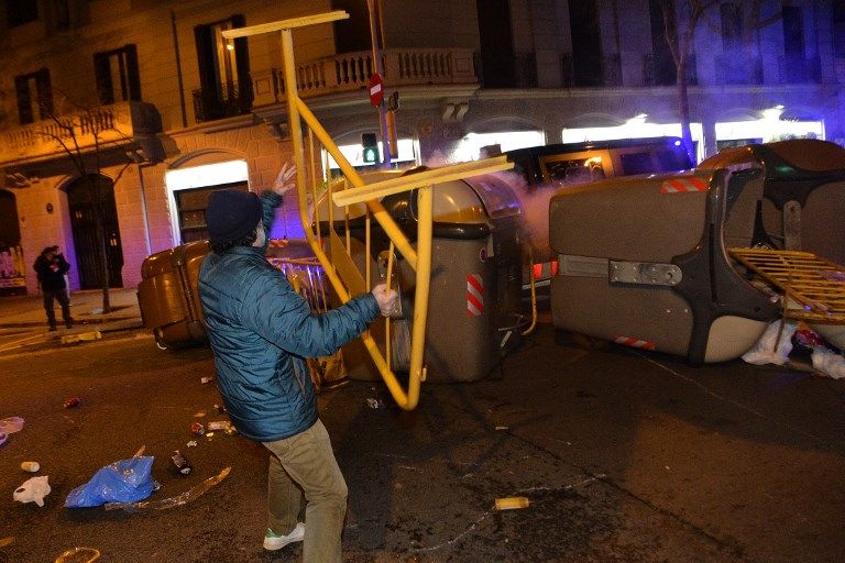 Pemimpin Catalunya Ditangkap, Warga Bentrok dengan Polisi - Bagian 7