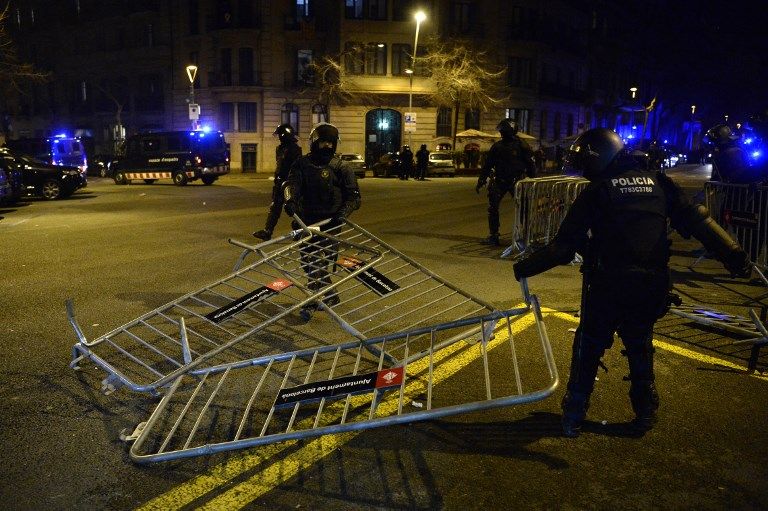 Pemimpin Catalunya Ditangkap, Warga Bentrok dengan Polisi - Bagian 6