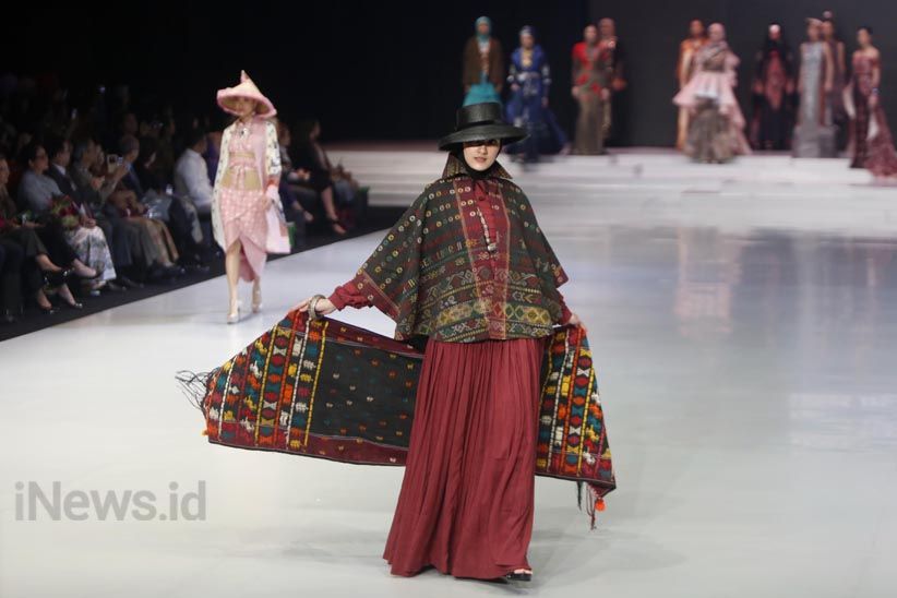 Ajang Indonesia Fashion Week 2018 Resmi Digelar - Bagian 4
