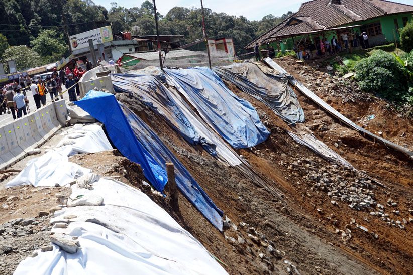 Longsor Sepanjang 150 Meter, Jalur Puncak Ditutup - Bagian 1