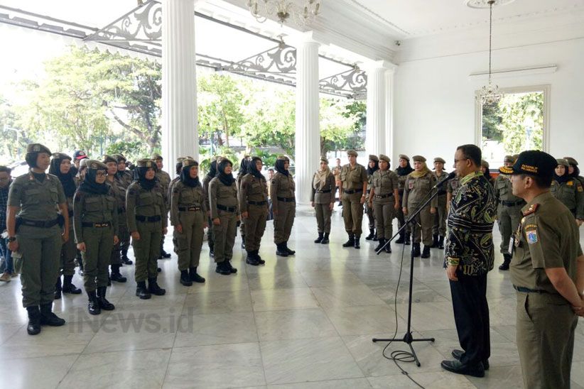 Anies Kerahkan 30 Satpol PP Cantik Eksekusi Hotel Alexis - Bagian 1