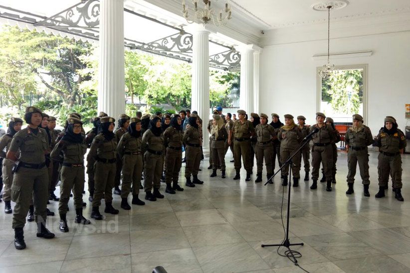 Anies Kerahkan 30 Satpol PP Cantik Eksekusi Hotel Alexis - Bagian 2