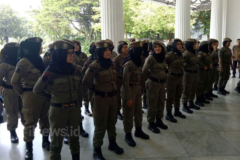 Anies Kerahkan 30 Satpol PP Cantik Eksekusi Hotel Alexis - Bagian 3