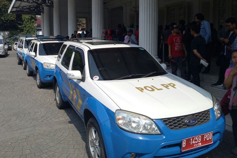 Anies Kerahkan 30 Satpol PP Cantik Eksekusi Hotel Alexis - Bagian 5