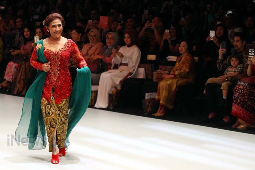 Menteri Susi Sepanggung dengan Super Model Melenggang di IFW  - Bagian 4