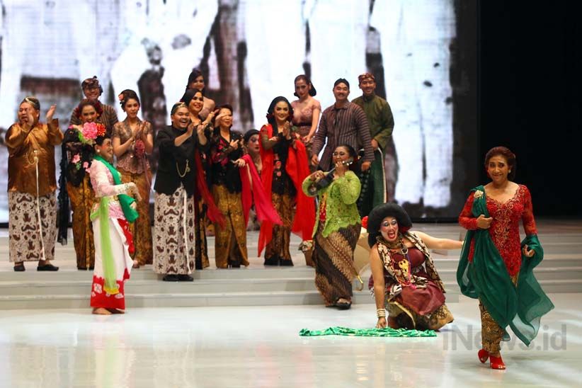 Menteri Susi Sepanggung dengan Super Model Melenggang di IFW  - Bagian 5