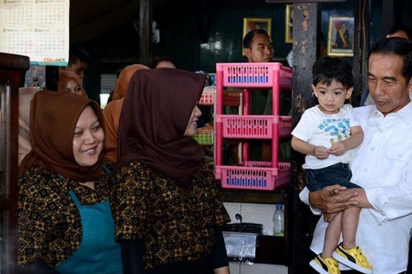 Melihat Asyiknya Keluarga Jokowi Makan Soto Gading di Solo - Bagian 3