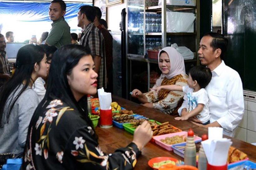 Melihat Asyiknya Keluarga Jokowi Makan Soto Gading di Solo - Bagian 1