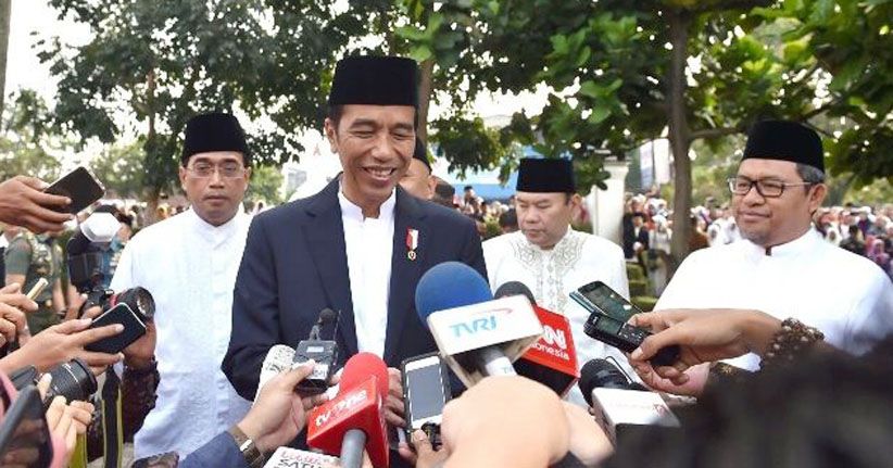 title Bagi Sepeda, Jokowi Tertawa Dengar Jawaban Santri Pondok Langitan  Bagi Sepeda, Jokowi Tertawa Dengar Jawaban Santri Pondok Langitan
